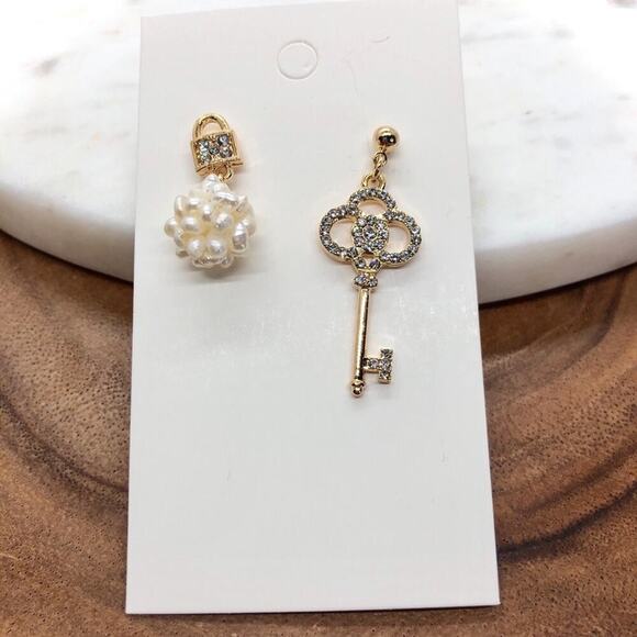 Gold Key & Pearl Cluster Earring - Picture 1 of 5